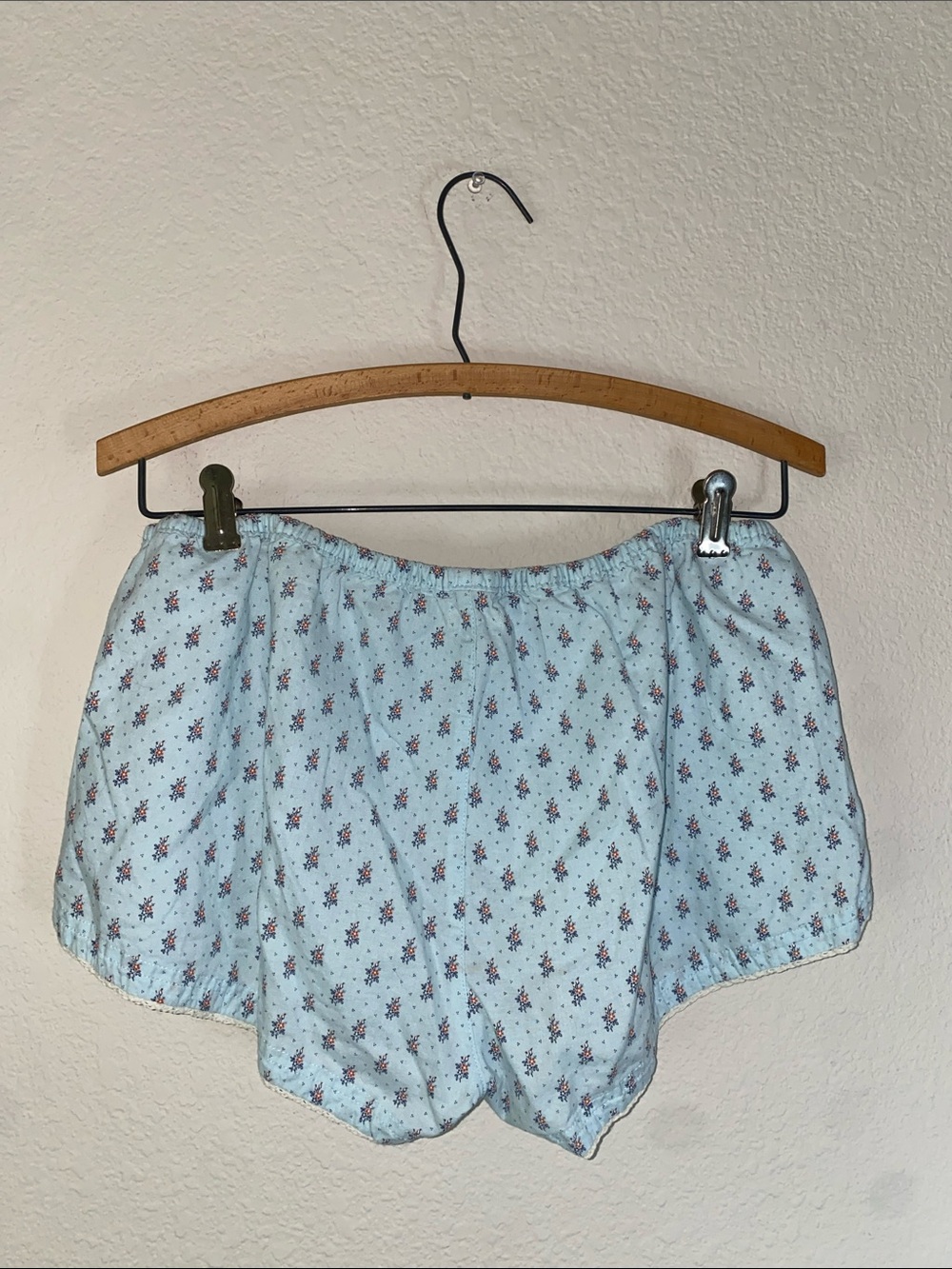 💋Y2K Aerie floral shorts with lace trim on bottoms with elastic waistband! - Picture 5 of 13